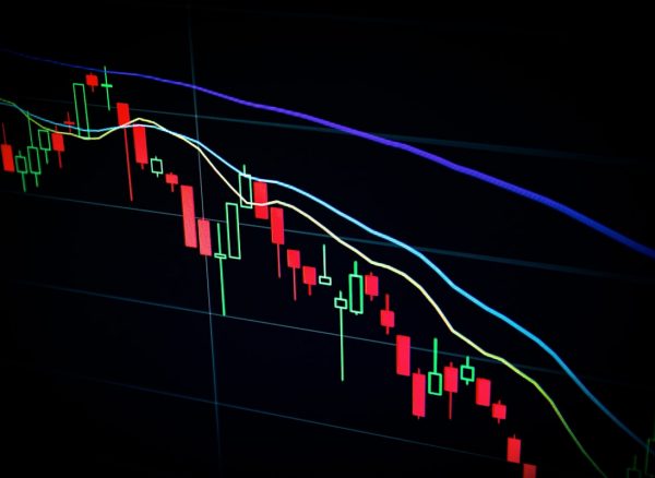 Graphique boursier en baisse symbolisant les pertes d'épargnants